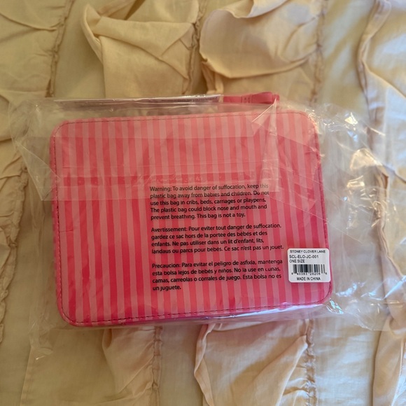 Stoney Clover Lane Eloise at the Plaza Pink Pink Pink Jewelry Case - Picture 8 of 8